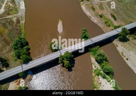 Luftaufnahme des Flusses Axios im Gebiet von Axioupolis in Kilkis, im Norden Griechenlands Stockfoto