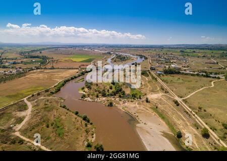 Luftaufnahme des Flusses Axios im Gebiet von Axioupolis in Kilkis, im Norden Griechenlands Stockfoto