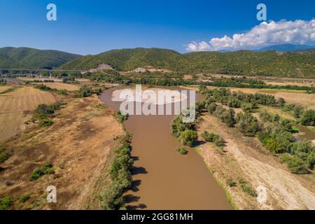 Luftaufnahme des Flusses Axios im Gebiet von Axioupolis in Kilkis, im Norden Griechenlands Stockfoto