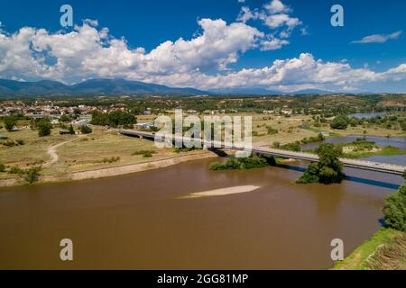 Luftaufnahme des Flusses Axios im Gebiet von Axioupolis in Kilkis, im Norden Griechenlands Stockfoto