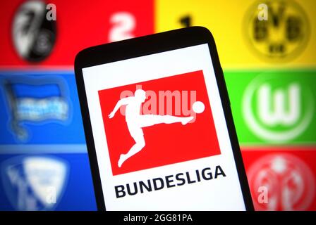 Ukraine. August 2021. In dieser Abbildung ist das Bundesliga-Logo auf einem Smartphone-Bildschirm zu sehen. (Foto von Pavlo Gonchar/SOPA Images/Sipa USA) Quelle: SIPA USA/Alamy Live News Stockfoto