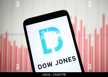 Ukraine. August 2021. In dieser Abbildung ist das Logo von Dow Jones & Company auf einem Smartphone-Bildschirm zu sehen. (Foto von Pavlo Gonchar/SOPA Images/Sipa USA) Quelle: SIPA USA/Alamy Live News Stockfoto