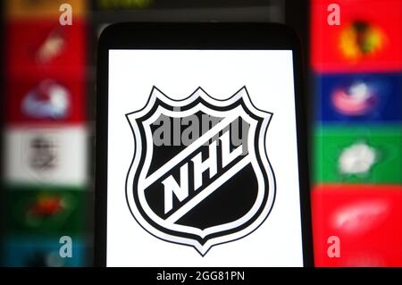 Ukraine. August 2021. In dieser Abbildung ist das Logo der National Hockey League (NHL) auf einem Smartphone-Bildschirm zu sehen. (Foto von Pavlo Gonchar/SOPA Images/Sipa USA) Quelle: SIPA USA/Alamy Live News Stockfoto