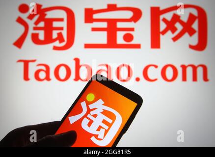 Ukraine. August 2021. In dieser Abbildung ist das Taobao-Logo einer chinesischen Online-Shopping-Plattform auf einem Smartphone und einem pc-Bildschirm zu sehen. (Foto von Pavlo Gonchar/SOPA Images/Sipa USA) Quelle: SIPA USA/Alamy Live News Stockfoto