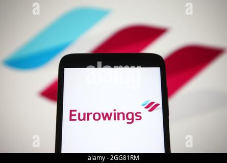 Ukraine. August 2021. In dieser Abbildung ist das Eurowings Logo auf einem Smartphone-Bildschirm zu sehen. (Foto von Pavlo Gonchar/SOPA Images/Sipa USA) Quelle: SIPA USA/Alamy Live News Stockfoto