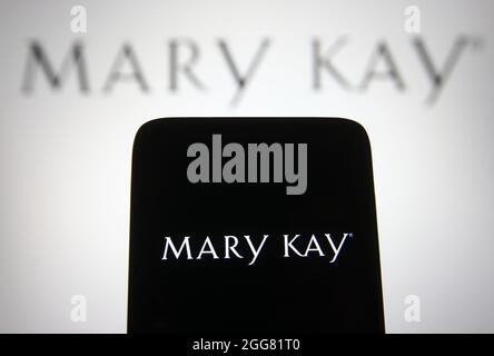 Ukraine. August 2021. In dieser Abbildung ist das Mary Kay-Logo auf einem Smartphone und einem pc-Bildschirm zu sehen. (Foto von Pavlo Gonchar/SOPA Images/Sipa USA) Quelle: SIPA USA/Alamy Live News Stockfoto