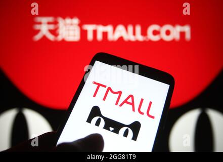 Ukraine. August 2021. In dieser Abbildung ist das Tmall (Tmall.com)-Logo auf einem Smartphone und einem pc-Bildschirm zu sehen. (Foto von Pavlo Gonchar/SOPA Images/Sipa USA) Quelle: SIPA USA/Alamy Live News Stockfoto