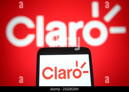 Ukraine. August 2021. In dieser Abbildung ist das Claro-Logo auf einem Smartphone und einem pc-Bildschirm zu sehen. (Bild: © Pavlo Gonchar/SOPA Images via ZUMA Press Wire) Stockfoto