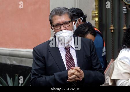 Der Präsident des Senats, Ricardo Monreal, kommt zur Vollversammlung der Senatoren der Nationalen Regenerationspartei Mexikos. Am 28. August 2021 in Mexiko-Stadt, Mexiko. (Foto von Luis Barron / Eyepix Group) Stockfoto