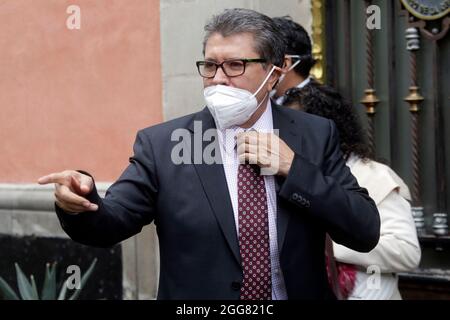 Der Präsident des Senats, Ricardo Monreal, kommt zur Vollversammlung der Senatoren der Nationalen Regenerationspartei Mexikos. Am 28. August 2021 in Mexiko-Stadt, Mexiko. (Foto von Luis Barron / Eyepix Group) Stockfoto