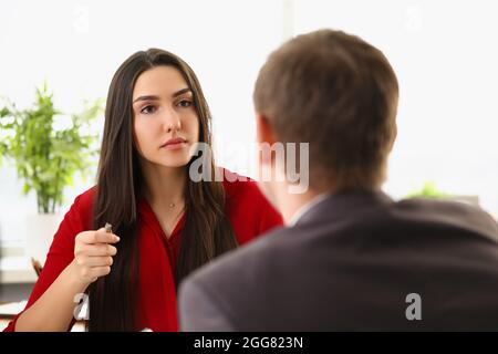 Ein Mann in einem Anzug führt ein Interview mit einer Frau Stockfoto