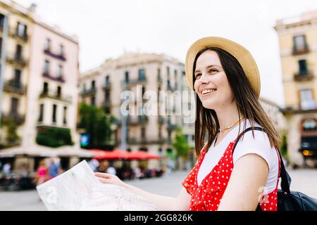 Glückliche junge Frau, die allein reist Stockfoto