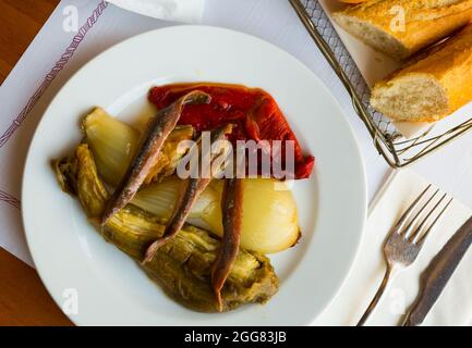 Draufsicht auf katalanische Escalivada mit Sardellenfilets Stockfoto