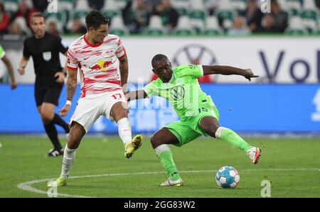 Wolfsburg, Deutschland. 29. August 2021. firo 1. Bundesliga. 2021/2022 Fußball: Fußball: 29.08.2021 VfL Wolfsburg - RB Leipzig 1: 0 VfL JvÂ © rvÂ ¥ me Roussillon, Duelle, Duell, RB Dominik Szoboszlai, www.firosportphoto.de, Copyright firo sportFoto: Coesfelder Str. 207 D -48249 DvÂºlmen www.firosportphoto.de mail@firosportphoto.de Kontodaten: (V olksbank B ochum - W itten) IBAN: DE68430601290341117100 BIC: GENODEM1BOC Tel: â¬Â † 49-2594-9916004 Fax: â¬Â † 49 -2594-9916005 Credit: dpa/Alamy Live News Stockfoto