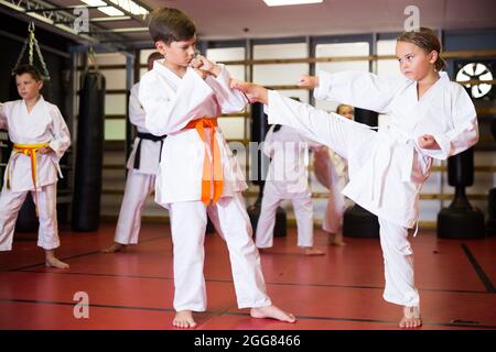 Kinder beim Karate-Training im Fitnessstudio Stockfoto