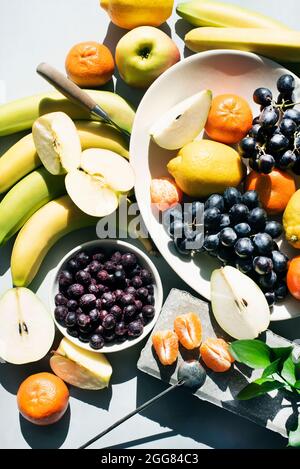 Ansicht von oben über die Anordnung der verschiedenen Früchte Stockfoto