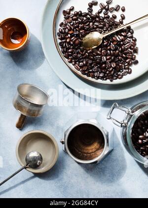 Ansicht des Stilllebens von oben mit Kaffeebohnen Stockfoto