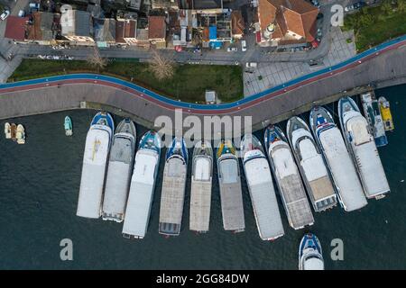Türkei, Istanbul, Promenade by Beyoglu Karakoy mit Booten und Restaurants Stockfoto