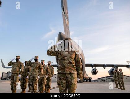 Mitarbeiter von Air Force Mortuary Affairs Operations begrüssen einen Fall für den Transfer von Schulungen während eines nächtlichen, würdigen Transfertrainings auf dem Luftwaffenstützpunkt Dover, Delaware, 30. März 2021. Schulungsveranstaltungen helfen Carry Teams dabei, gefallene Dienstmitglieder zu ehren, wenn sie auf der Dover AFB in die USA zurückkehren. (USA Luftwaffe Foto von Airman 1st Class Faith Schaefer) Stockfoto