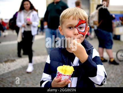 Prag, Tschechische Republik. August 2021. Ein Kind genießt Eis während des Prager Eisfestivals in Prag, Tschechien, am 29. August 2021. Quelle: Dana Kesnerova/Xinhua/Alamy Live News Stockfoto