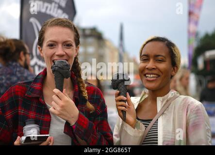 Prag, Tschechische Republik. August 2021. Besucher genießen Eis während des Prager Eisfestivals in Prag, Tschechien, am 29. August 2021. Quelle: Dana Kesnerova/Xinhua/Alamy Live News Stockfoto