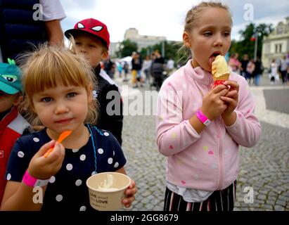 Prag, Tschechische Republik. August 2021. Kinder genießen Eis während des Prager Eisfestivals in Prag, Tschechien, am 29. August 2021. Quelle: Dana Kesnerova/Xinhua/Alamy Live News Stockfoto