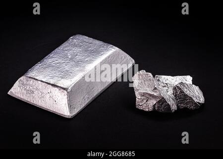 Mangan-Nugget und Ingot, Metall, das bei der Herstellung von Metalllegierungen, bei der Herstellung von Stahl oder in Kupfer, Zink, Aluminium, Zinn und Blei allo verwendet wird Stockfoto