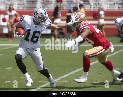 Santa Clara, Usa. August 2021. Las Vegas Raiders Dillon Stoner (16) versucht, die San Francisco 49ers Eli Mitchell (49) beim Eröffnungsauftakt im Levi's Stadium in Santa Clara, Califiornia, am Sonntag, dem 29. August 2021, aufzuhalten. Foto von Terry Schmitt/UPI Credit: UPI/Alamy Live News Stockfoto