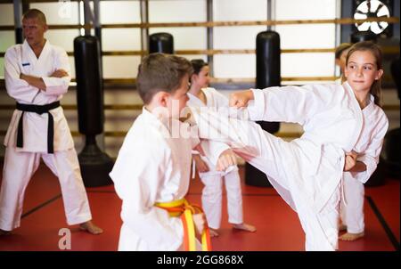 Kinder beim Karate-Training im Fitnessstudio Stockfoto