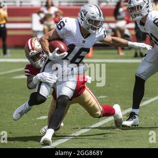 Santa Clara, Usa. August 2021. Las Vegas Raiders Dillon Stoner (16) wurde vom San Francisco 49ers Eli Mitchell (49) beim Eröffnungsauftakt im Levi's Stadium in Santa Clara, Califiornia am Sonntag, dem 29. August 2021, angegangen. Foto von Terry Schmitt/UPI Credit: UPI/Alamy Live News Stockfoto