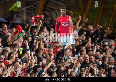 WOLVERHAMPTON, ENGLAND - 29. AUGUST: Manchester United-Fans mit Foto von Cristiano Ronaldo während des Premier League-Spiels zwischen Wolverhampton Stockfoto