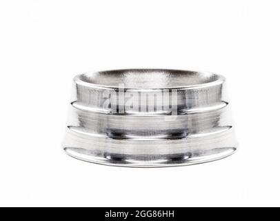 Große Metallschüssel, große Futterschale auf isoliertem weißem Hintergrund. Stockfoto