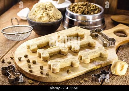 Hausgemachter Plätzchenteig für Hunde-Snacks, Heimtierkekse aus Bio-Produkten Stockfoto