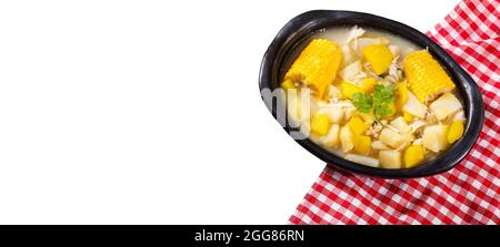 Kolumbianische Küche - Ajiaco-Suppe mit Huhn und Gemüse Stockfoto