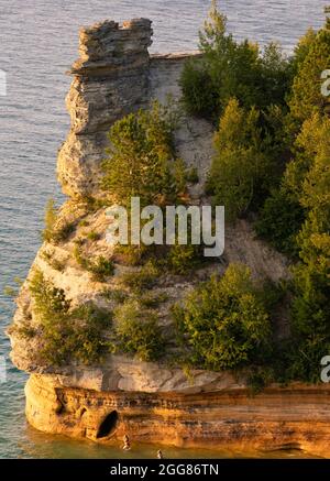 Zwei Personen genießen beim Schwimmen entlang des Miners Castle die ungewöhnlich ruhigen Gewässer des Lake Superior Stockfoto