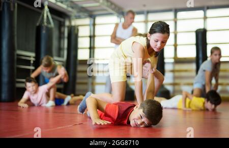 Junge und Mädchen zu zweit üben Selbstverteidigungsbewegungen Stockfoto