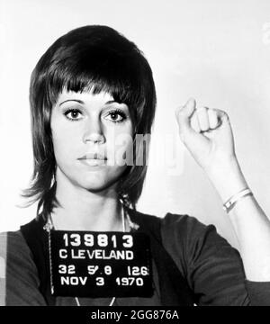 1970, 3. november, Cleveland, USA: Die gefeierte Filmschauspielerin und Aktivistin JANE FONDA ( geboren am 21. dezember 1937), als sie wegen eines lokalen Polizeibeamten von der Polizeibehörde von Cleveland in der offiziellen Tasse angeschossen wurde, verhaftet wurde. Die Schauspielerin, damals 32 Jahre alt, wurde mit dem Polizisten gerupft, nachdem sie von US-Zollbeamten am Flughafen angehalten wurde, weil sie eine große Menge an Pillen in ihrem Besitz hatte. Unbekannter Fotograf der Polizeibehörde von Cleveland. - GESCHICHTE - Mugshot - Mug-shot - FOTO STORICHE - personalità da giovani giovane - Persönlichkeiten, die in jungen Jahren waren - gioventù - giovinezza - Stockfoto