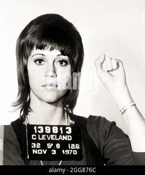 1970, 3. november, Cleveland, USA: Die gefeierte Filmschauspielerin und Aktivistin JANE FONDA ( geboren am 21. dezember 1937), als sie wegen eines lokalen Polizeibeamten von der Polizeibehörde von Cleveland in der offiziellen Tasse angeschossen wurde, verhaftet wurde. Die Schauspielerin, damals 32 Jahre alt, wurde mit dem Polizisten gerupft, nachdem sie von US-Zollbeamten am Flughafen angehalten wurde, weil sie eine große Menge an Pillen in ihrem Besitz hatte. Unbekannter Fotograf der Polizeibehörde von Cleveland. - GESCHICHTE - Mugshot - Mug-shot - FOTO STORICHE - personalità da giovani giovane - Persönlichkeiten, die in jungen Jahren waren - gioventù - giovinezza - Stockfoto