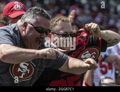 Santa Clara, Usa. August 2021. San Francisco 49ers Fans brüllen in der ersten Hälfte gegen die Las Vegas Raiders am Sonntag, den 29. August 2021, im Levi's Stadium in Santa Clara, Califiornia. Foto von Terry Schmitt/UPI Credit: UPI/Alamy Live News Stockfoto