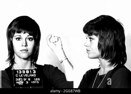 1970, 3. november, Cleveland, USA: Die gefeierte Filmschauspielerin und Aktivistin JANE FONDA ( geboren am 21. dezember 1937), als sie wegen eines lokalen Polizeibeamten von der Polizeibehörde von Cleveland in der offiziellen Tasse angeschossen wurde, verhaftet wurde. Die Schauspielerin, damals 32 Jahre alt, wurde mit dem Polizisten gerupft, nachdem sie von US-Zollbeamten am Flughafen angehalten wurde, weil sie eine große Menge an Pillen in ihrem Besitz hatte. Unbekannter Fotograf der Polizeibehörde von Cleveland. - GESCHICHTE - Mugshot - Mug-shot - FOTO STORICHE - personalità da giovani giovane - Persönlichkeiten, die in jungen Jahren waren - gioventù - giovinezza - Stockfoto