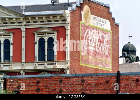 Blick auf die Innenstadt der historischen Kleinstadt Petaluma Califonia USA Gebäude mit klassischem Coca Cola Werbeschild Stockfoto