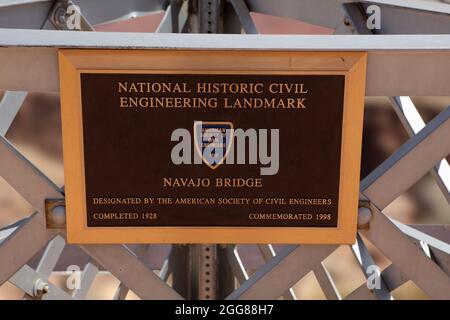 Navajo Bridge National Historic Civil Engineering Landmark Plakette auf der Navajo Bridge, die den Colorado River am Marble Canyon überquert Stockfoto