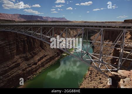 Blick auf den Colorado River, der durch den Marble Canyon unter der Navajo Bridge fließt, neben den Vermilion Cliffs im Norden von Arizona, USA. Navajo-Brücke Stockfoto