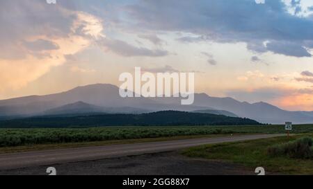 Bei Sonnenuntergang kommt Regen durch den Caribou-Targhee National Forest Stockfoto