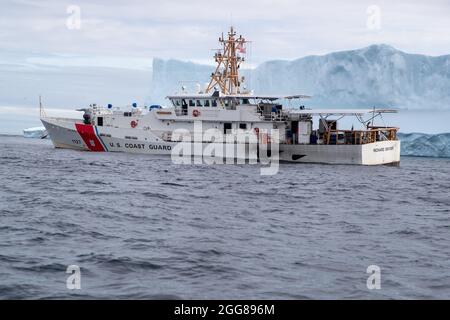 LABRADOR SEA -- (Aug 19, 2021) der USCGC Richard Snyder (WPC 1127) durchfährt einen Eisberg in der Labradorsee. Der Richard Snyder ist ein 154 Meter langer Schnellwender der Sentinel-Klasse mit einer Besatzung von 24 Personen. (USA Foto der Küstenwache von Petty Officer, 3. Klasse, Dyxan Williams.) Stockfoto