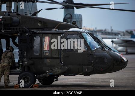 US-Soldaten mit dem 1. Bataillon, dem 228. Luftfahrtregiment, der Joint Task Force-Bravo, dem Soto Cano Air Base, Honduras, kehren von der Bereitstellung humanitärer Hilfe während der Katastrophenhilfe in Port-au-Prince, Haiti, am 25. August 2021 zurück. Die US-amerikanische Agentur für internationale Entwicklung ist die führende US-Bundesbehörde für ausländische Katastrophenhilfe, und das US Southern Command unterstützt Hilfsmaßnahmen mit der Joint Task Force Haiti in Port-au-Prince, Haiti. (USA Air Force Foto von Tech. Sgt. Marleah Cabano) Stockfoto