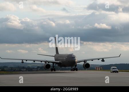 A Republic of Singapore Air Force A330 Multi-Role-Tanker Transportflugtaxis auf der Start- und Landebahn des Luftwaffenstützpunkts Spangdahlem, Deutschland, 27. August 2021. Die Streitkräfte von Singapur arbeiten mit Partnern wie den Vereinigten Staaten zusammen, um Vertriebenen und Evakuierten aus Afghanistan eine sichere und sichere Durchreise zu ermöglichen. (USA Air Force Foto von Tech. Sgt. Maeson L. Elleman) Stockfoto