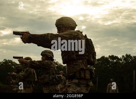 1. LT. Parker Deese, Texas National Guard, feuert seine Pistole von der 15-Yard-Linie während des 50. Winston P. Wilson und der 30. Armed Forces Skill at Arms Championships im Robinson Joint Maneuve Training Center am 29. August 2021. (USA Foto der Armee-Nationalgarde von Staff Sgt. Israel Sanchez) Stockfoto