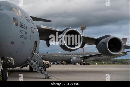 A Republic of Singapore Air Force A330 Multi-Role-Tanker Transportflugtaxis hinter einem Frachtflugzeug der US Air Force C-17 Globemaster III nach der Landung auf dem Luftwaffenstützpunkt Spangdahlem, Deutschland, 27. August 2021. Der RSAF A330-Mehrrollen-Tanker ist für die Versorgung mit Luftbetankung, Transport und medizinischer Konfiguration ausgestattet. (USA Air Force Foto von Tech. Sgt. Maeson L. Elleman) Stockfoto