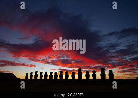 Dramatischer, farbenfroher Sonnenaufgang über Moai-Steinskulpturen auf Ahu Tongariki, Osterinsel, Chile. Stockfoto